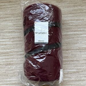 NWT Smartwool Hudson Trail Blanket Throw Merino Wool in Ruby 68" x 55"